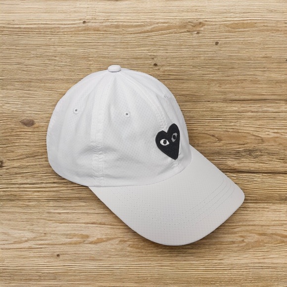 Comme des Garcons White Cap with Black Heart Patch - Picture 5 of 5